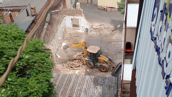 Момент сноса флигеля, запечатленный на фото движения 