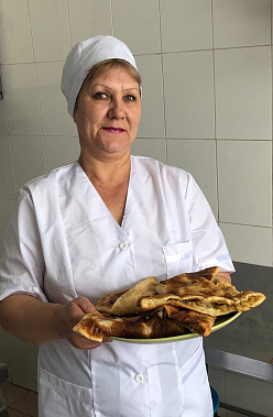 Повар Ираида Александровна ХАБАРОВА, на первый взгляд, готовит традиционные блюда: борщ, котлеты, запеканку... Но потом ей предстоит все это блендировать, измельчать и перетирать. Повар Ираида Александровна ХАБАРОВА, на первый взгляд, готовит традиционные блюда: борщ, котлеты, запеканку... Но потом ей предстоит все это блендировать, измельчать и перетирать.