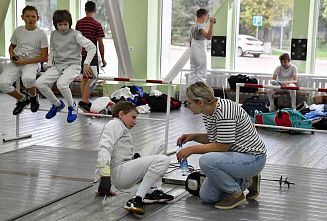 В ростовском спорткомплексе «Лидер» завершились поединки всероссийского детско-юношеского турнира по фехтованию «Донская осень»