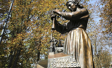 В Ростове восстанавливают поврежденный вандалами памятник выдающемуся ученому Зинаиде Ермольевой