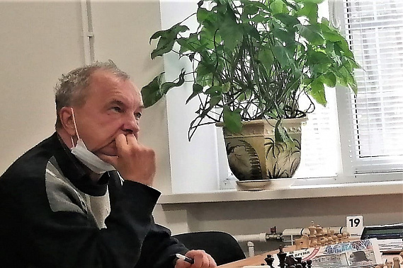 На фото организатор рапида Владимир Беляев.