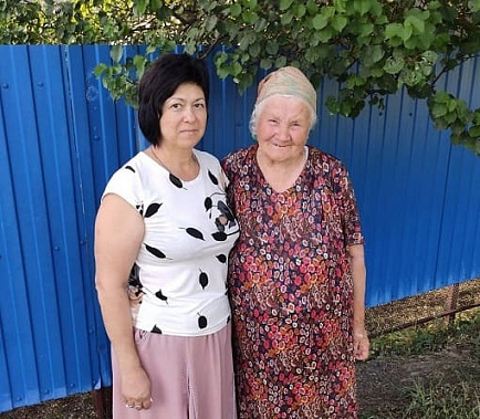 Нина Семеновна ЗИНЕНКО (справа) своего соцработника Светлану ОГАНЬЯН ни на кого променять не захотела.