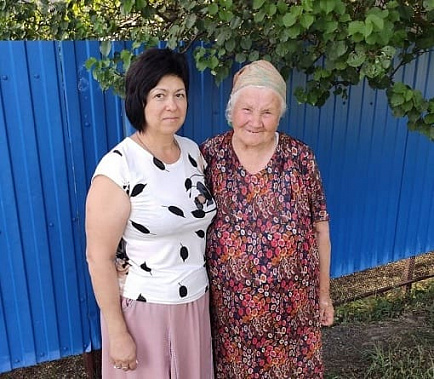 Нина Семеновна ЗИНЕНКО (справа) своего соцработника Светлану ОГАНЬЯН ни на кого променять не захотела. Нина Семеновна ЗИНЕНКО (справа) своего соцработника Светлану ОГАНЬЯН ни на кого променять не захотела.