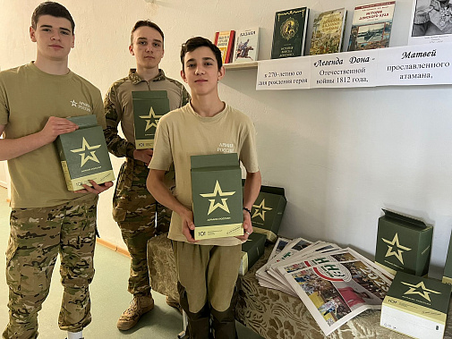 Юным волонтерам из донского хутора Каменный Брод военные вручили подарочные сухпайки