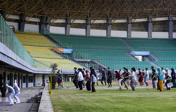 Зарядка для пациентов ковидного госпиталя на стадионе «Патриот Чандрабха» в Индонезии.