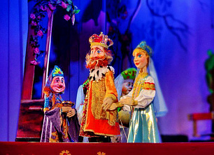 Сцена из спектакля «Сказка о царе Салтане».