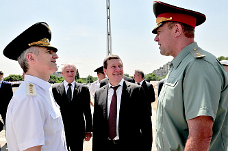 Знамя – в руки приставов