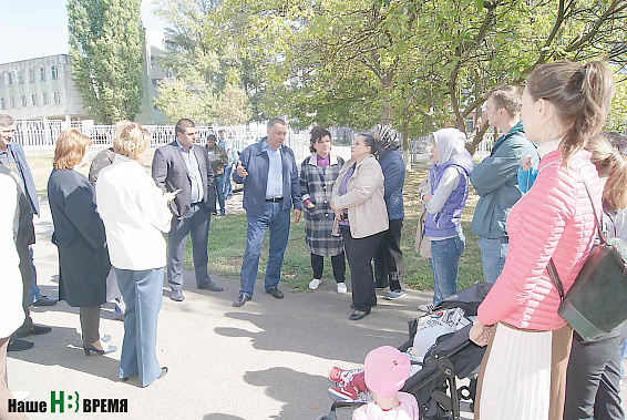 Горячих споров на встрече жильцов дома № 25г на проспекте Королева с представителями администрации Ворошиловского района Ростова и школ № 101 и № 99 могло и не быть, если бы при возведении многоэтажки и межевании вспомнили о людях, которые здесь живут.