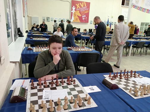 Ростовский юниор Григорий Симонян  турниру чемпионов школ, включенному в программу Moscow Open, предпочел  более престижный турнир А с участием гроссмейстеров.