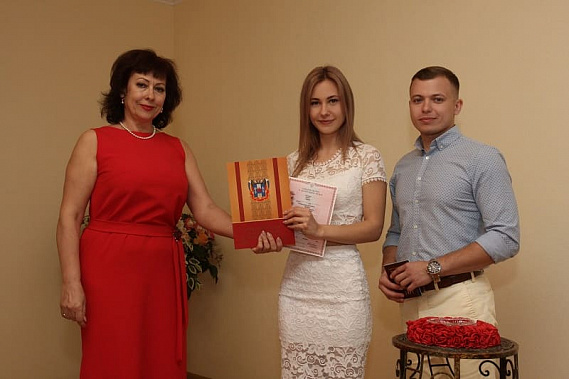 1000-я пара Павел и Виктория Шешневы - позитивные, добрые и любящие друг друга - получили свидетельство о браке.