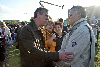 На поляне перед физфаком ЮФУ собрались те,  кто в разное время окончил университет