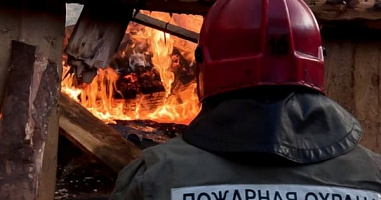 В Милютинской горела поликлиника, в Шахтах — летняя кухня