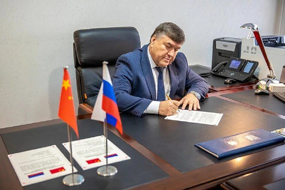 Таганрогский градоначальник Михаил Солоницин подписывает договор об установлении побратимских отношений Таганрога с Цзинином. Источник фото: телеграм-канал М. Солоницина. Таганрогский градоначальник Михаил Солоницин подписывает договор об установлении побратимских отношений Таганрога с Цзинином. Источник фото: телеграм-канал М. Солоницина.
