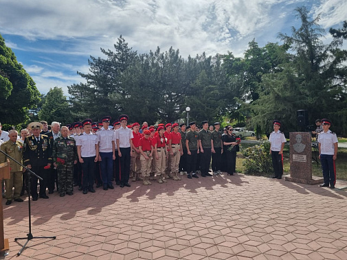В День памяти и скорби в Сальске открыли барельеф Герою России майору Алексею Гойняку