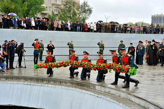 В Ростове прошла церемония возложения гирлянды Славы к мемориалу воинам-освободителям