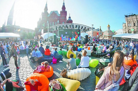 На книжном фестивале «Красная площадь» каждый день было многолюдно.