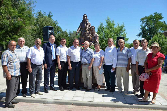 В ЗИМОВНИКОВСКОМ РАЙОНЕ ПОЯВИЛСЯ ПАМЯТНИК ТРУЖЕНИКАМ ТЫЛА. ЖИТЕЛИ РАЙОНА САМИ СОБРАЛИ ДЕНЬГИ НА ЕГО СОЗДАНИЕ. 