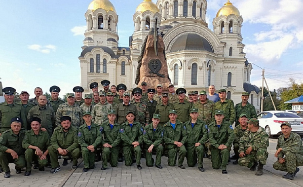 Перед отъездом на Кадамовский полигон, казаки пришли к войсковому всеказачьему Вознесенскому собору в Новочеркасске. Источник фото: Перед отъездом на Кадамовский полигон, казаки пришли к войсковому всеказачьему Вознесенскому собору в Новочеркасске. Источник фото: