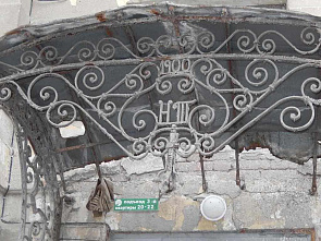 У грустных дверей непарадного подъезда