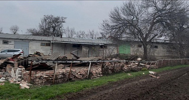 На Ростовском ипподроме экскаваторы снесли часть конюшен