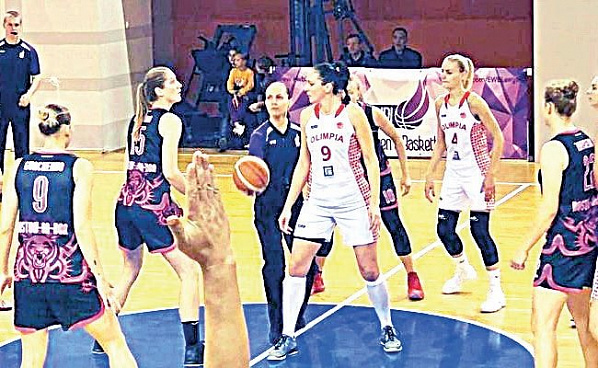 Сейчас арбитр даст свисток, и ростовчанки (красно-белые) дебютируют в Европе. Фото с сайта бк «Ростов-Дон-ЮФУ»