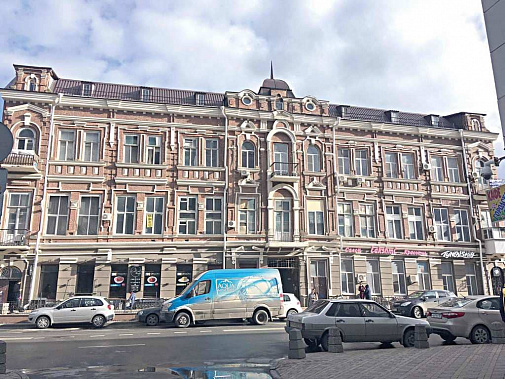 Дом № 20 по проспекту Соколова, ранее носившему название Среднего проспекта, был когда-то доходным домом для состоятельных ростовчан. Дом № 20 по проспекту Соколова, ранее носившему название Среднего проспекта, был когда-то доходным домом для состоятельных ростовчан.