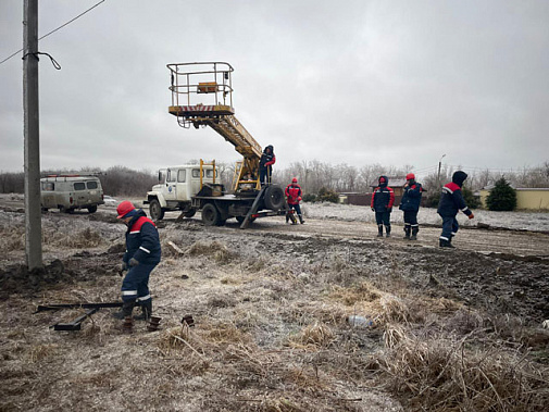 На помощь ростовским энергетикам в борьбе с последствиями ледяных дождей прибыли бригады из других регионов