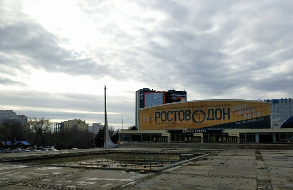 Сегодня ростовский Дворец спорта и окружающая его территория являют грустное зрелище. Источник фото: Ростов Главный — новости Ростова-на-Дону.