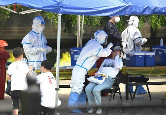 В Китае отчитались об охвате тестированием на коронавирус в 10 миллионов жителей Пекина за минувшие три недели