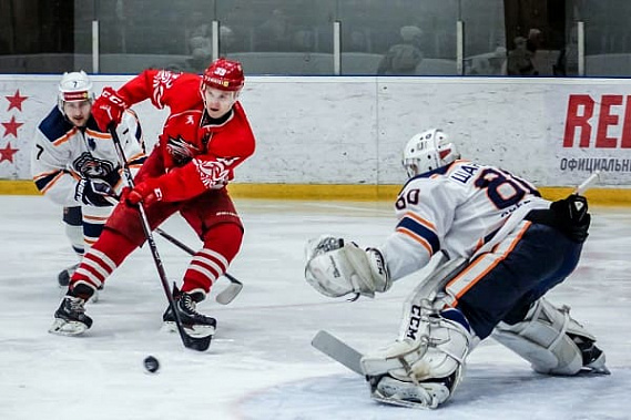 Победа над аутсайдером удалась лидерам нелегко. Атаку «кондоров» (красные) прерывает вратарь уральцев.