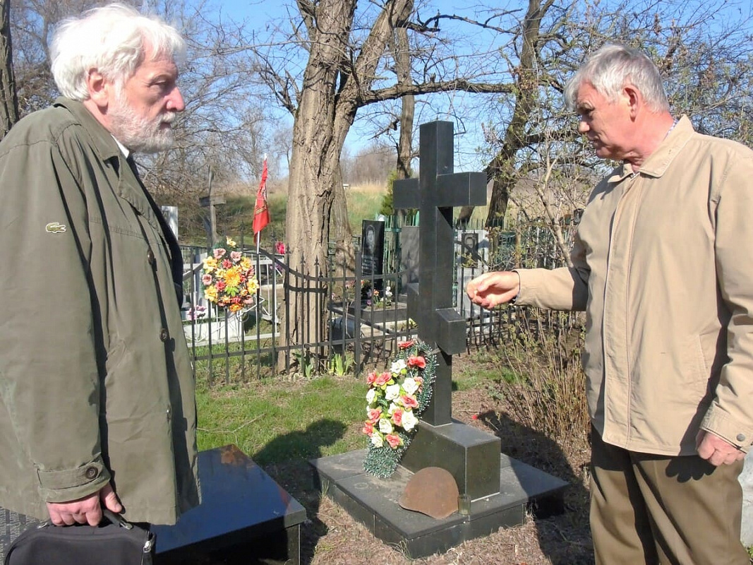 Председатель совета Ростовского регионального отделения ВООПиК Александр Кожин (слева) несколько раз за последнее время побывал на Левенцовском кладбище вместе с Арефой Евстратовым