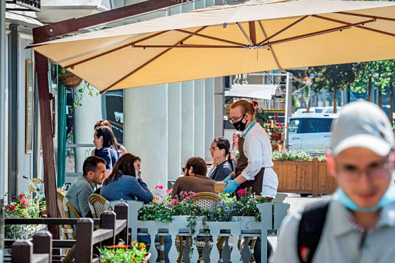 В ответ на обращения донских рестораторов Роспотребнадзор напомнил о неснятом запрете на работу общепита внутри помещений