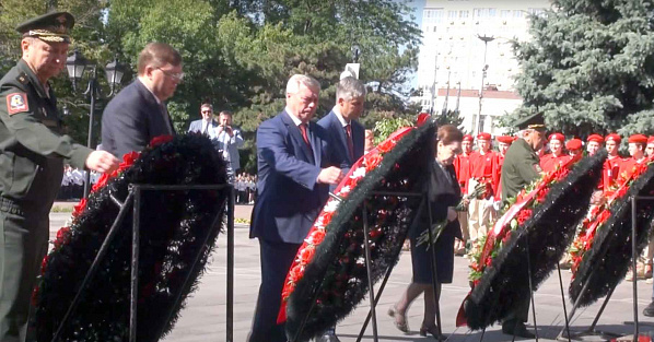 В Ростове руководители области возложили цветы к Мемориальному комплексу "Павшим воинам"
