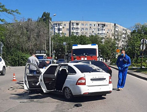 В Ростове незарегистрированная "Лада" врезалась в Volvo