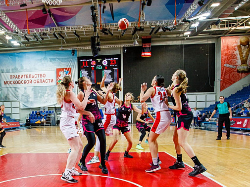 Идет второй отрезок встреча. Идет борьба за мяч (ростовчанки в темной форме).