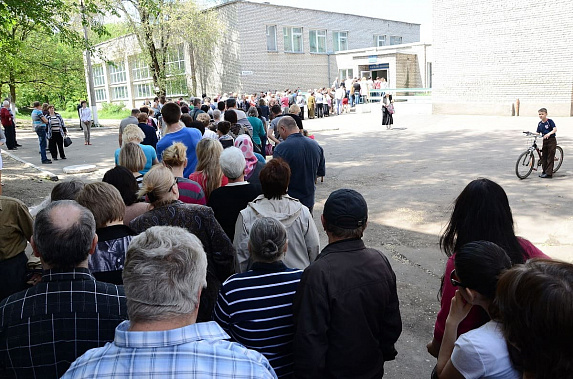 Очередь на референдуме в ДНР в 2014 году. Фото (CC) Andrew Butko