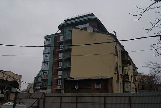 Дом падает на гостиницу на ул. Социалистической