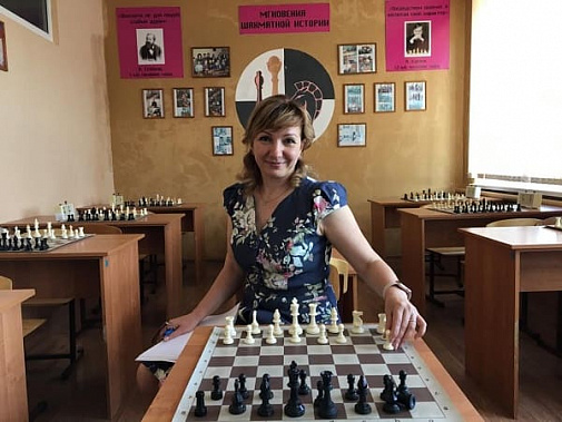 Анатолий Карпов  подарил шахматы багаевским школьникам