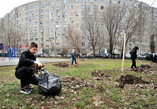 Жители Ростова-на-Дону вышли на первый в этом году общегородской субботник
