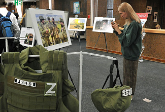 Глазами военкоров: в Публичке открылась фронтовая фотовыставка