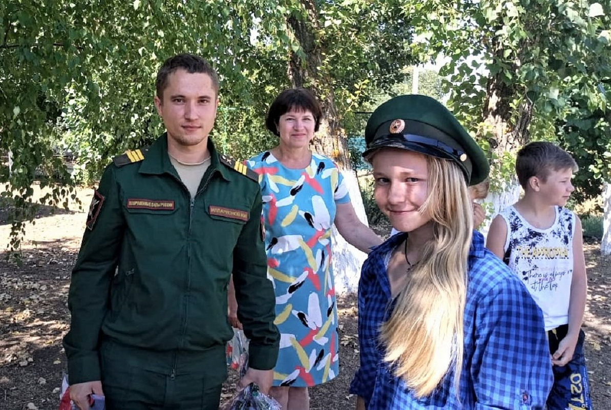 Фуражку героя примеряет Диана Ясинская.