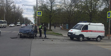 В Ростове «скорая» врезалась в легковушку