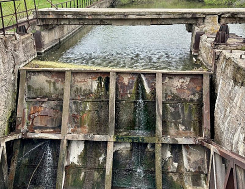 Состояние  старой плотины вызывает опасения  Источник фото: Такие Новости - Красный Сулин/VK