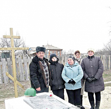 Семья АНТОНОВЫХ. По их инициативе в станице Мелиховской установлена памятная мемориальная плита.