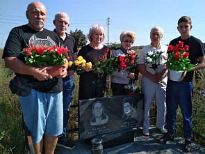 В Ростове установили памятник жене и дочери Алексея Береста
