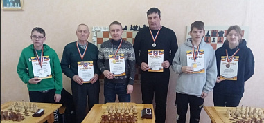 В Миллерово шашисты и шахматисты выступили в праздничных турнирах