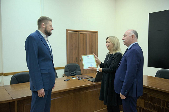 В областной избирательной комиссии Е. Хижняку было вручено свидетельство об избрании депутатом.  Источник фото:  Избирательная комиссия Ростовской области.