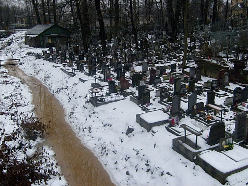 Предприниматель торговал местами на кладбище