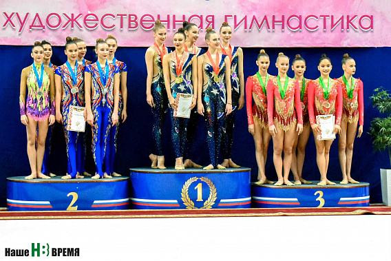 «Золото» за первое общекомандное место в групповых упражнениях взяли гимнастки Ростовской области (в центре).