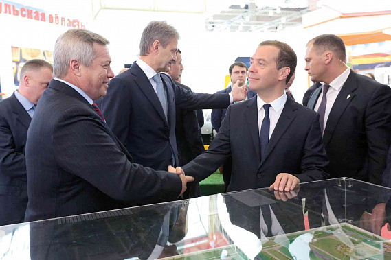 Губернатор Василий Голубев познакомил председателя Правительства России Дмитрия Медведева с экспозицией Ростовской области.